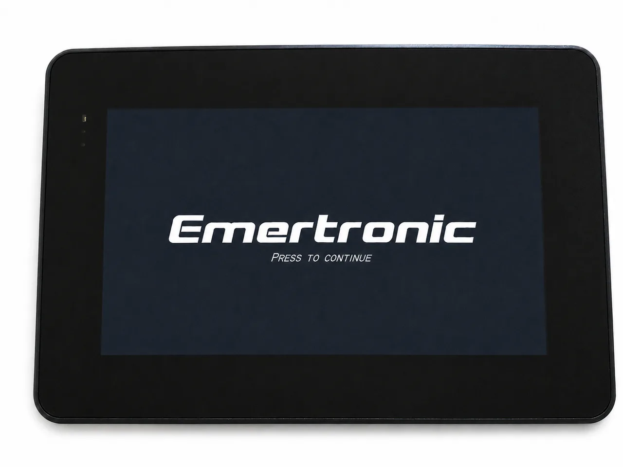 Prototyp panelu dotykowego Emertronic — czarna obudowa z ekranem, na ekranie logo Emertronic i napis PRESS TO CONTINUE